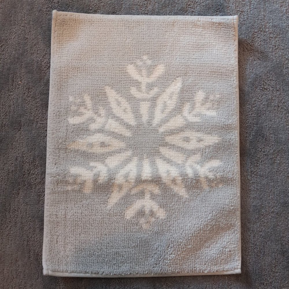 bathmat  with snowflake design